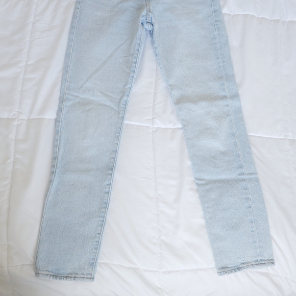 Levi's Light Wash High Rise Wedgie Skinny Ankle Jeans ✨️LIKE NEW✨️ - Picture 3 of 16